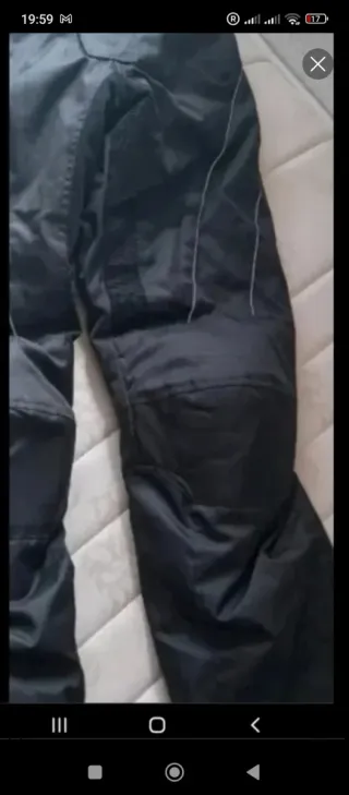 Pantalón de moto negro con detalles