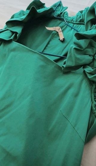 Vestito verde con volant