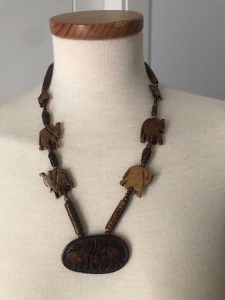 Collar artesanal de madera con elefantes