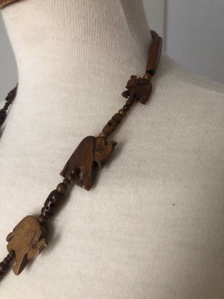 Collar artesanal de madera con elefantes
