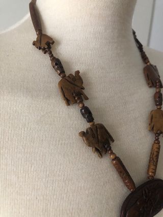 Collar artesanal de madera con elefantes