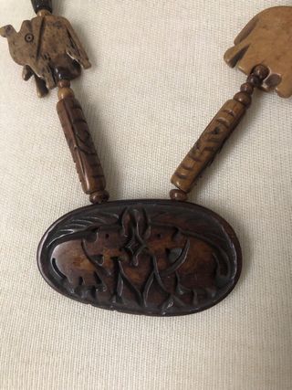 Collar artesanal de madera con elefantes