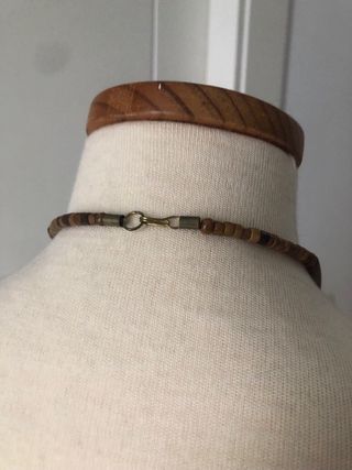 Collar artesanal de madera con elefantes