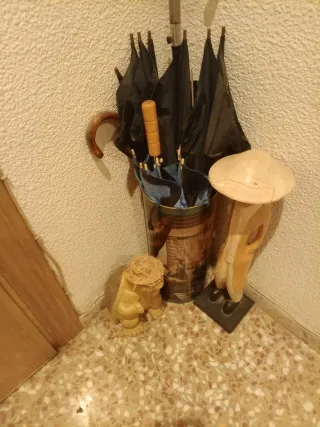 Paragüero con paraguas