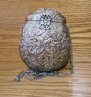 Bolso de mano plata de alpaca labrada.