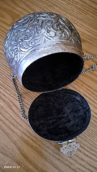 Bolso de mano plata de alpaca labrada.