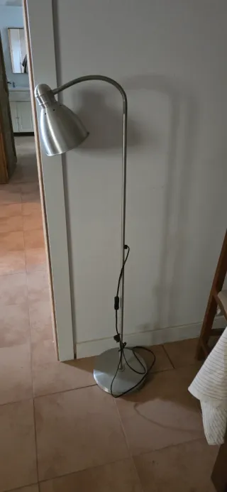 Lámpara de pie plateada