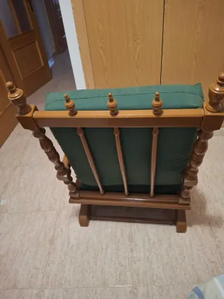 Mecedora de madera y tela verde