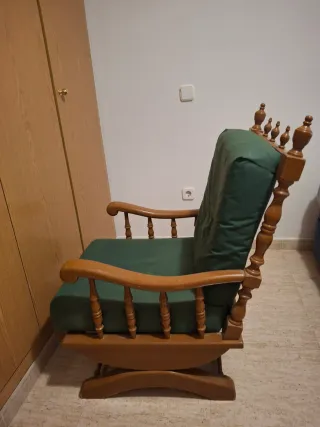 Mecedora de madera y tela verde