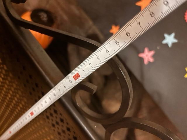 Protector de chimenea metálico negro y dorado