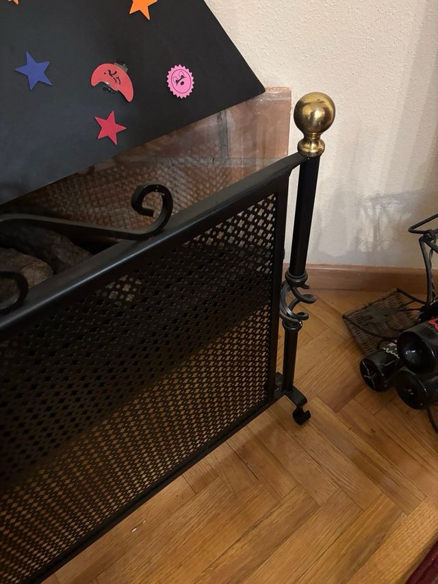 Protector de chimenea metálico negro y dorado