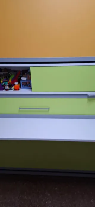 Literas abatibles verdes y naranjas