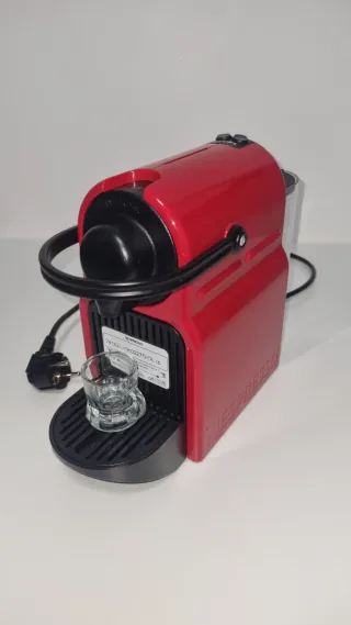 Cafetera Nespresso Inissia Roja