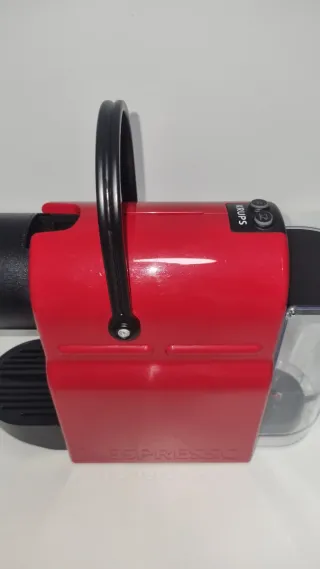 Cafetera Nespresso Inissia Roja