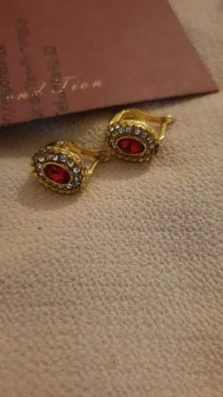 Pendientes vintage dorados con piedra roja