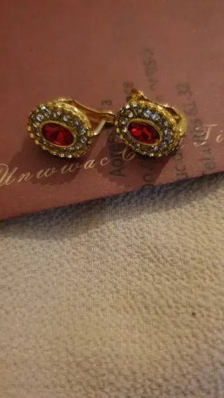 Pendientes vintage dorados con piedra roja