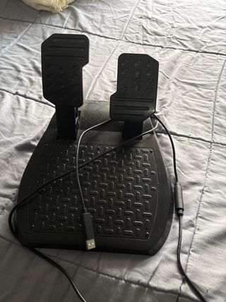 Volante Thrustmaster con pedali