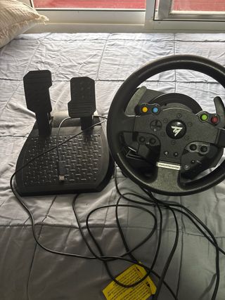 Volante Thrustmaster con pedali