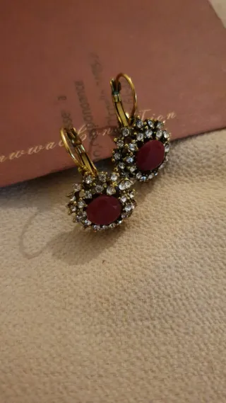 Pendientes dorados con piedra roja