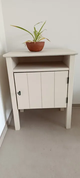 Mesita de noche beige de madera