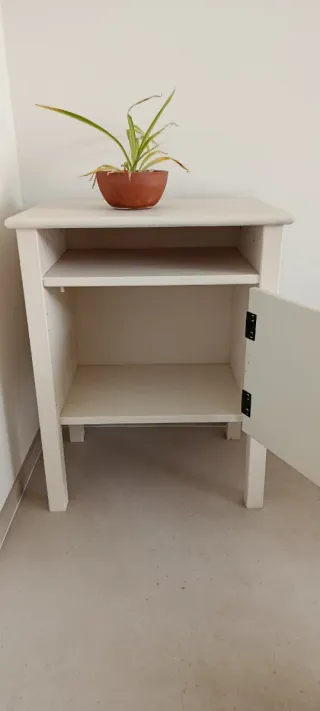 Mesita de noche beige de madera