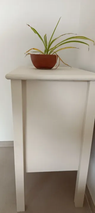 Mesita de noche beige de madera