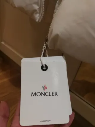 Cazadora Moncler Blanca. A estrenar.