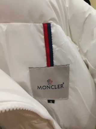 Cazadora Moncler Blanca. A estrenar.