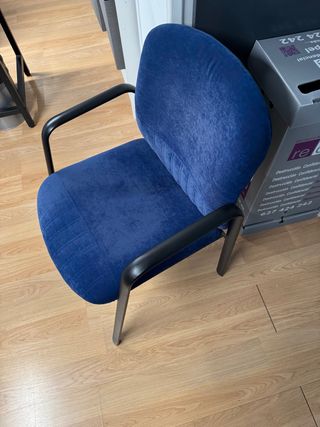 Silla de oficina azul y negra