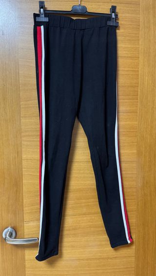 Leggings negros con rayas laterales