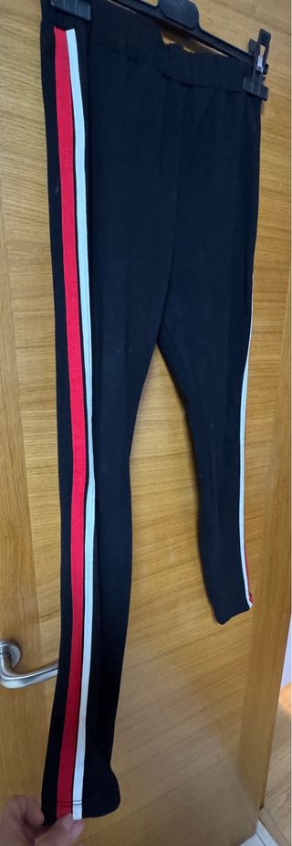 Leggings negros con rayas laterales