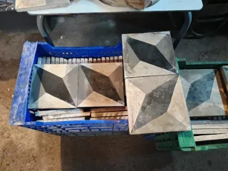 Baldosa hidráulica antigua diseño geométrico