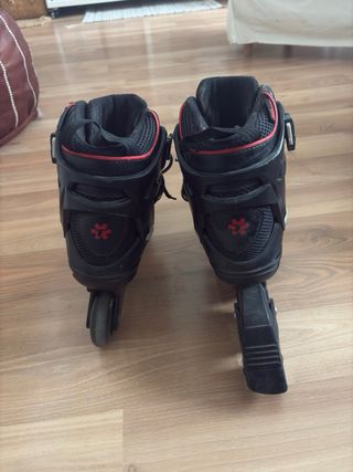 Patines en línea negros y rojos