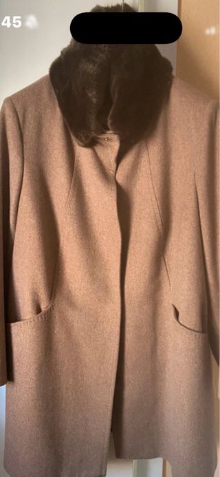 Abrigo beige con cuello de pelo