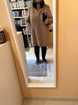 Abrigo beige con cuello de pelo