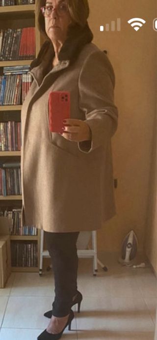 Abrigo beige con cuello de pelo
