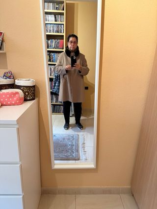 Abrigo beige con cuello de pelo