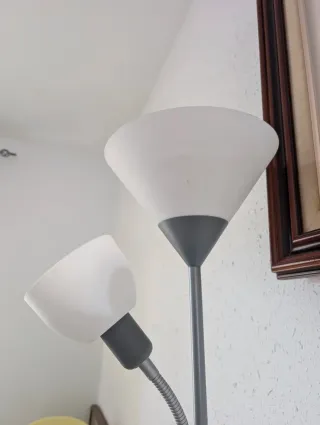 Lámpara de pie gris y blanca