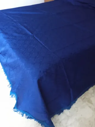 Copriletto blu con fantasia damascata