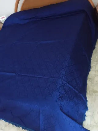 Copriletto blu con fantasia damascata