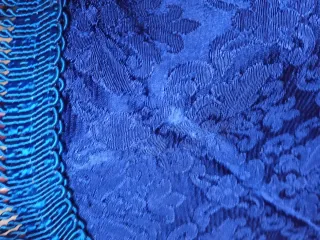 Copriletto blu con fantasia damascata