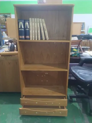 Estantería de madera