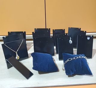 Espositori per gioielli neri e blu