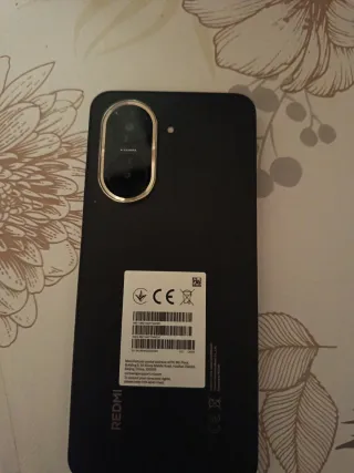 Xiaomi Redmi A5 con protector y funda