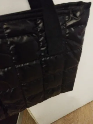 Bolso negro impermeable acolchado