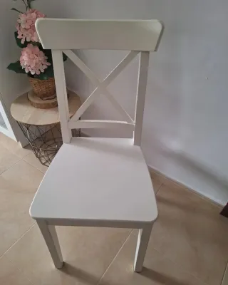 Silla de madera maciza blanca