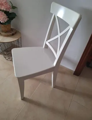 Silla de madera maciza blanca