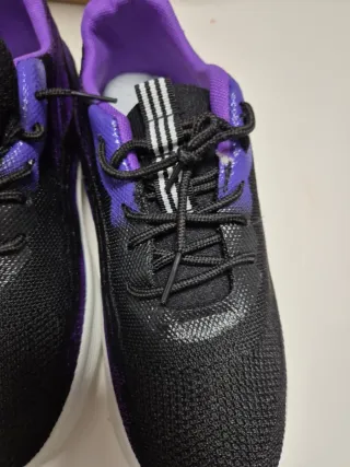 Zapatillas deportivas negras y moradas