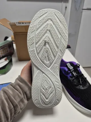 Zapatillas deportivas negras y moradas