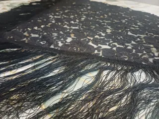 Sciarpa vintage pizzo nero con frange
